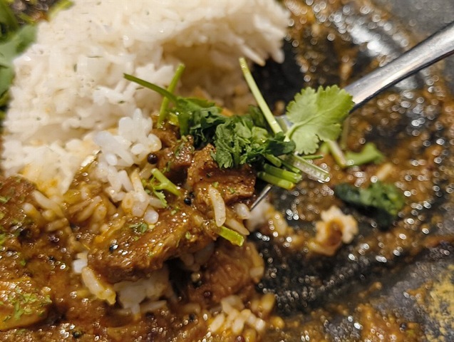 ライスとカレーとパクチーを一緒に食べる