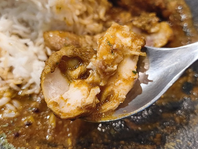 手羽元を食べる