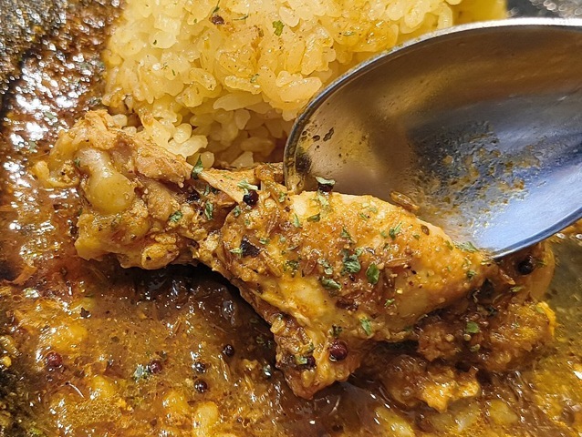 鶏肉を食べる