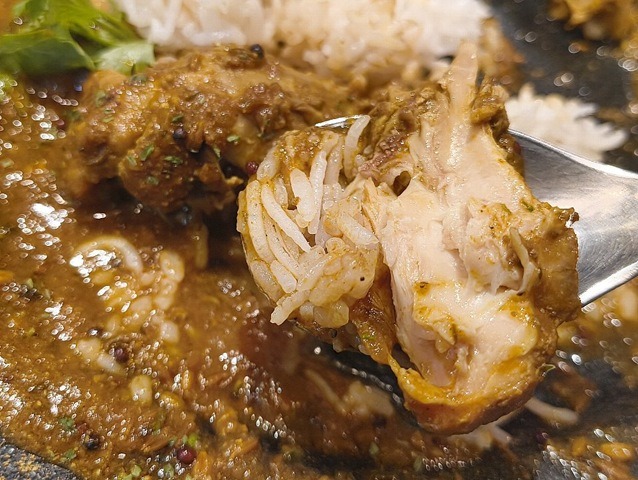 鶏肉とバスマティライスを食べる