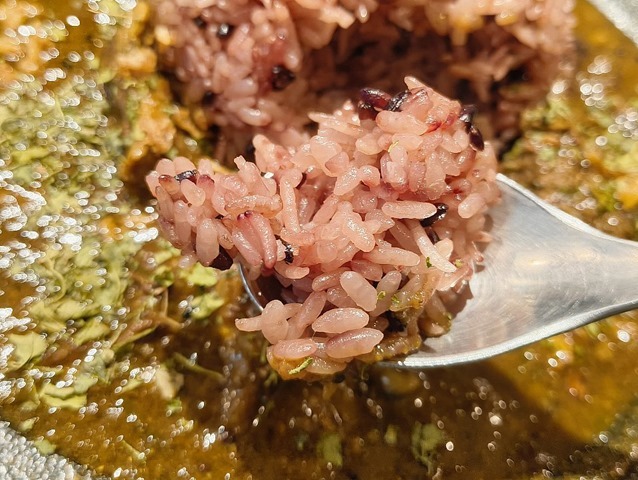 米を食べる