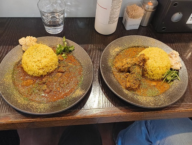 梅ポークビンダルーとチキンカレー