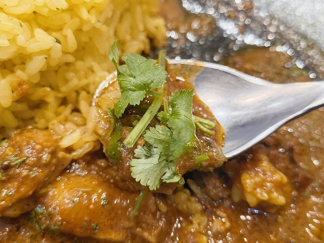 ライスとカレーとパクチーを一緒に食べる