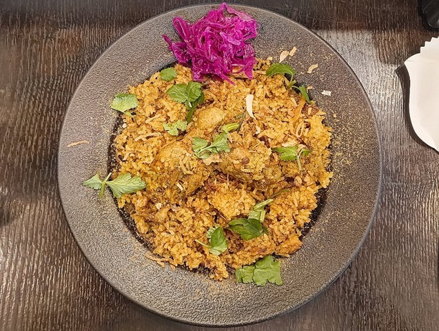 「スパイススペースウガヤ」の「チキンビリヤニ」でランチ。黄色に染まった「ビリヤニ」をスプーンで掬ってみれば、なんと「おこげ」があるではないか。 食べると（日本人故なのか）涙が出そうになったのだ、非常にうまかったのだよ（笑）。（スパイススペースウガヤ 松屋浅草店：花川戸1丁目：松屋浅草 B1F）