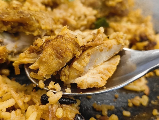 手羽元を食べる