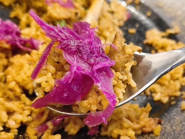 ビリヤニとアチャールを一緒に食べる