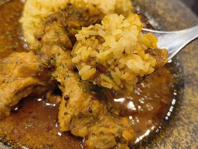 黄色に染まったライスを食べてみる