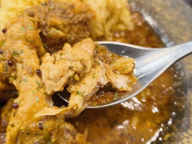 鶏肉を食べる
