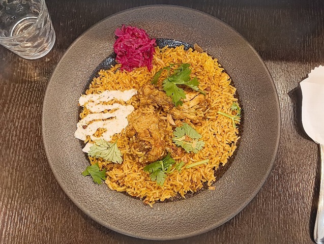 『スパイススペースウガヤ 松屋浅草店』の「チキンビリヤニ」でランチ。今日は白い「チーズソース」がついていた（勿論サービスだ）。 早速、黄色に染まった「ビリヤニ」に「チーズソース」を纏わせて食べてみる。 チーズのほんわりした風味が見事に絡まって、いや、うまいのだな（笑）。 （スパイススペースウガヤ 松屋浅草店：花川戸1丁目：松屋浅草 B1F）