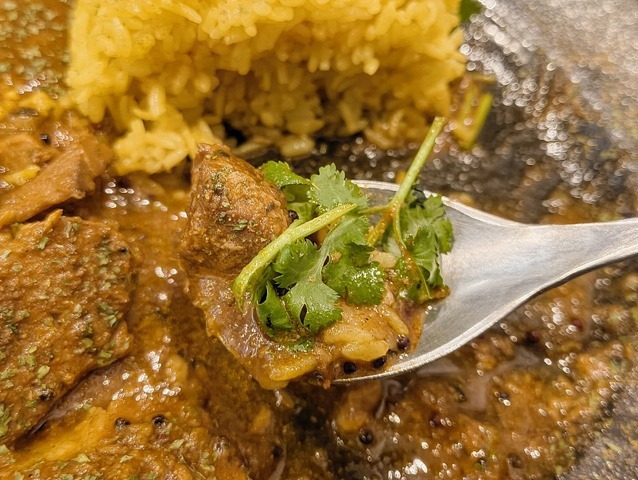 ライスとカレーとパクチーを一緒に食べる