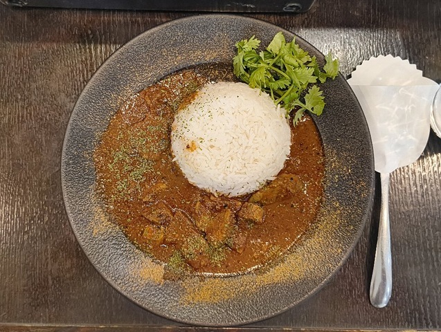 『スパイススペースウガヤ 松屋浅草店』の「梅ポークビンダルー」でランチ。「バスマティライス（混）」と「梅ポークビンダルー」を一緒に口の中に入れる と、酸っぱくて、辛くて、甘いそのカレーに、いつものことながら、やられるのだよ（笑）。（スパイススペースウガヤ 松屋浅草店：花川戸1丁目：松屋浅草 B1F）
