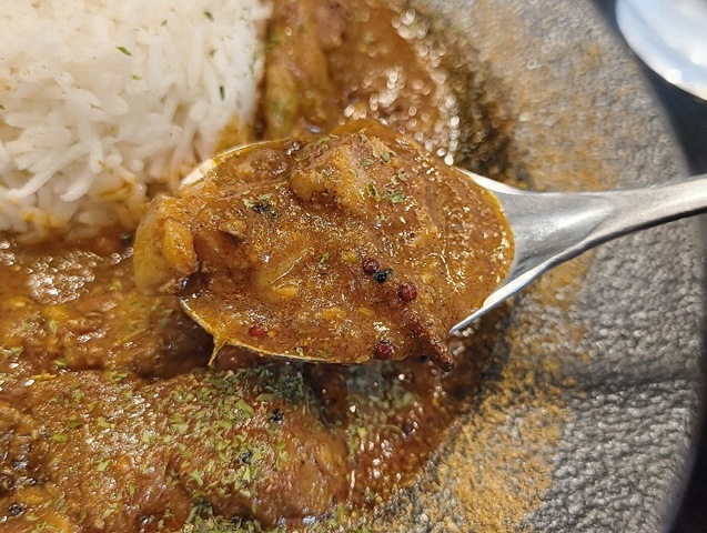 カレーを食べる