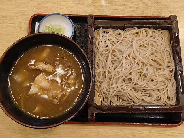 「琴富喜」で「カレーせいろ」（大盛）でランチ。「カレーつけ汁」に蕎麦をタップリと入れてみる。 カレーが蕎麦に纏わり付くその様子が素晴らしいし、豚肉が熱々で大きくてあたしの＜欲望＞がいつも喜んでいる。勿論うまいのだよ（笑）。（琴富貴：墨田区吾妻橋1）