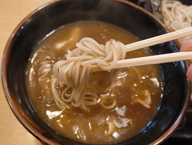 カレーをたっぷりつけて食べる