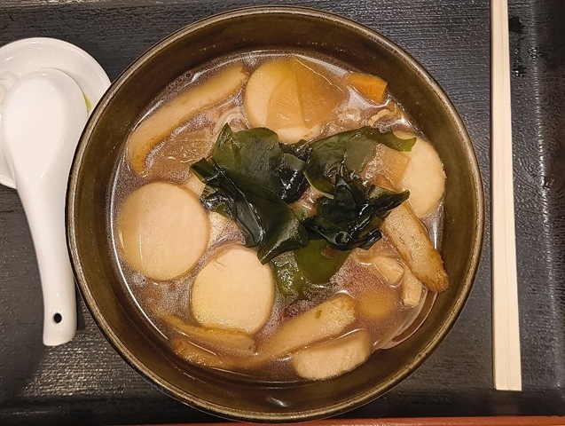 「琴富貴」の「けんちんそば」でランチ。「けんちんそば」がテーブルにおかれる。具材を炒めた油の痕跡が「汁」の上に見える。かすかな油のおいしい破片である。 早速「蕎麦」を手繰ってやると、これが油で炒めた具材の様々な味をからめて実にうまいのだよ（笑）。（琴富貴：墨田区吾妻橋1）