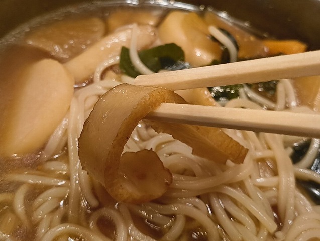 さつま揚げを食べる