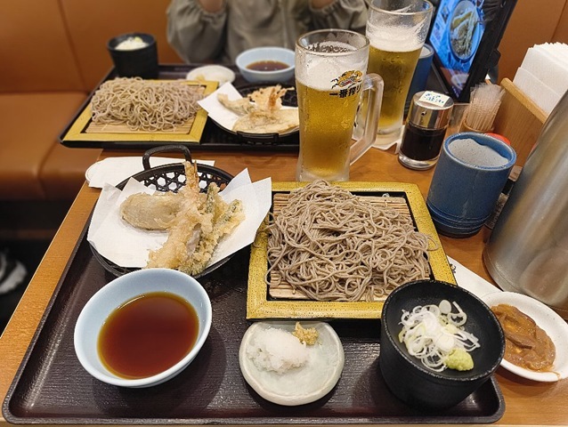 『天丼てんや 錦糸町テルミナ2店』で「てんやでちょい飲み 夏の生ビールセット」と「石臼挽きそば」でランチ。「てんやでちょい飲み 夏の生ビールセット」を特徴付けているものが「塩辛」なのだ。 あたしは「塩辛」が大好きなのだが、慢性腎不全ゆえ食べることは（自主的に）規制している。 そう、それを今日だけ規制解除しようというのだよ。うまいのだよ（笑）。（天丼てんや 錦糸町テルミナ2店：墨田区錦糸1丁目 テルミナ2）