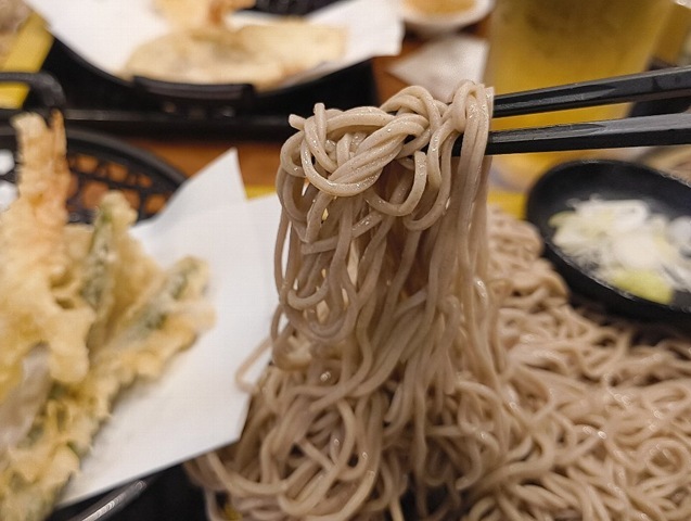 蕎麦を手繰る