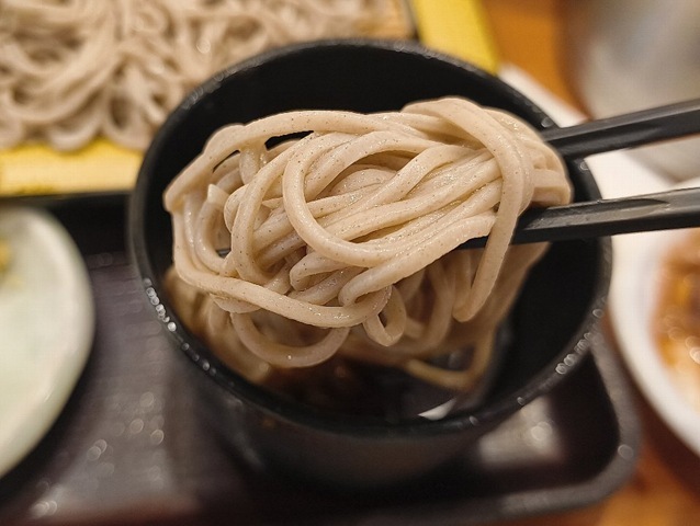 蕎麦をもりつゆにつける