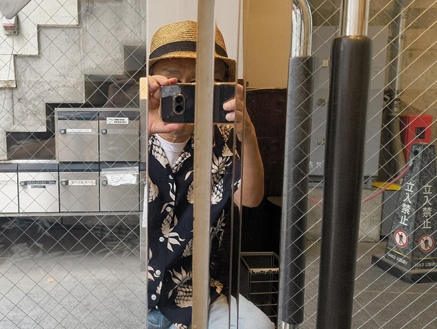 店の柱に写るあたし（笑）