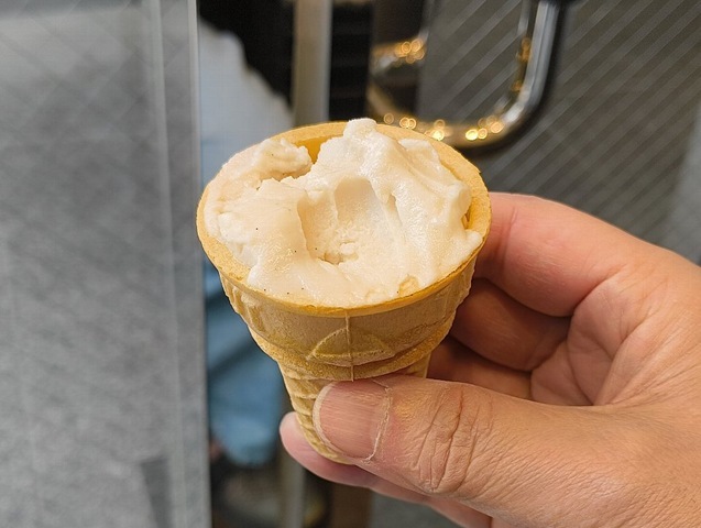 コーンとホンの少しのアイスクリーム