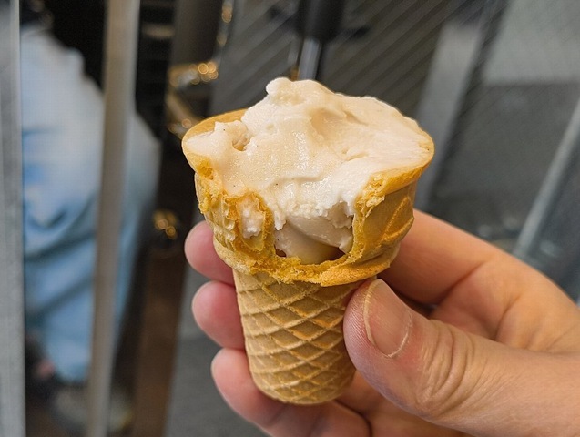 このコーンとアイスクリームのハイブリッドがうまいのだよ（笑）