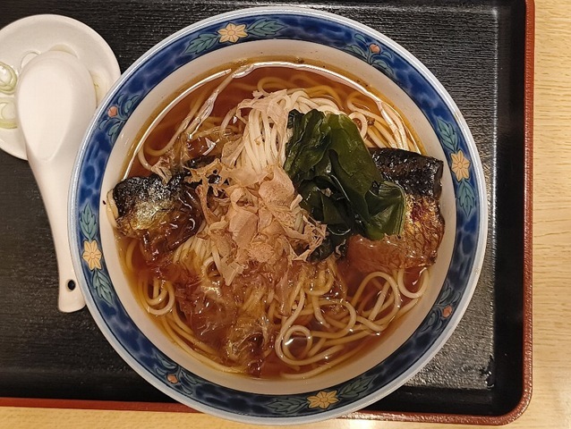 「琴富貴」の「にしんそば」でランチ。最初に甘いが口の中に広がって、後から「にしん」の味がしてくる。 さらに「にしんそば」は後になればなる程甘さは増してくる。そして「にしん」の脂が溶けてコクが出た「汁」は、その甘さと相まってうまさも倍増なのだよ。うまいのだよ（笑）。（琴富貴：墨田区吾妻橋1）