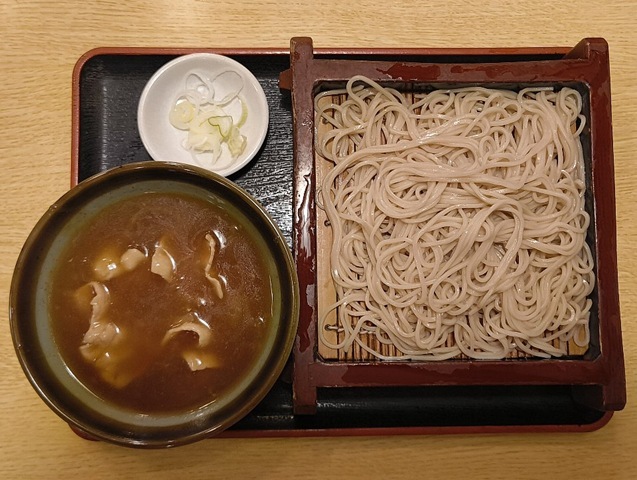 「琴富喜」の「カレーせいろ」でランチ。 その「蕎麦」をとり「カレーつけ汁」に「蕎麦」を入れてみる。 そして引き上げるその瞬間、「カレー」が「蕎麦」に纏わり付くのだよ。 この時熱交換が行われていて冷たい「蕎麦」と熱い「カレー」が丁度良い温度になるのだ。それが抜群にうまいのだよ（笑）。（琴富貴：墨田区吾妻橋1）