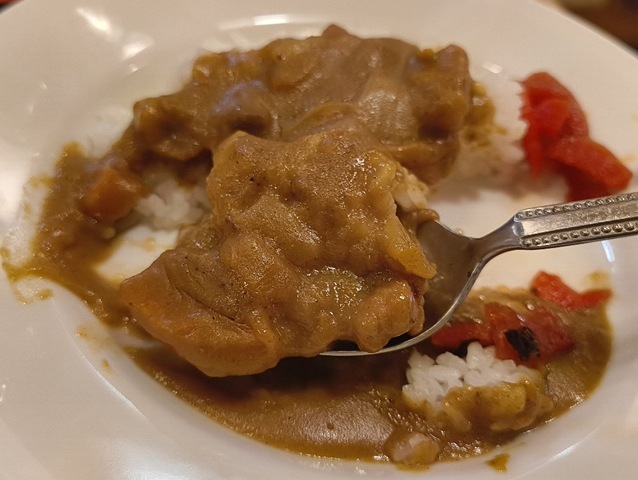 カレーライスを食べる