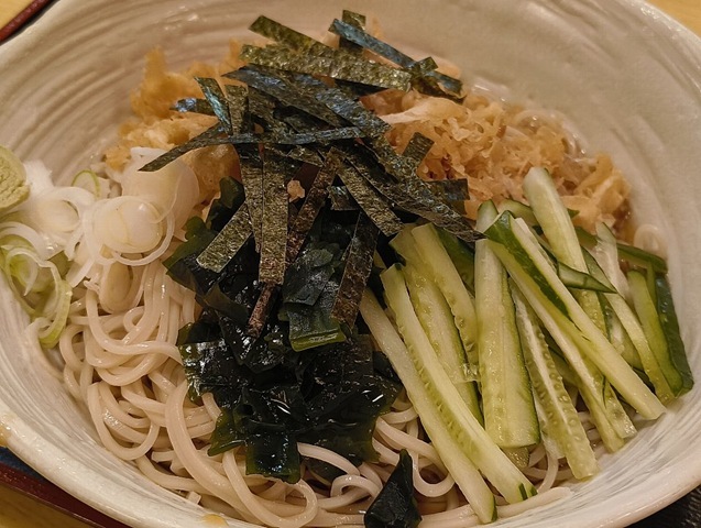 残りの半分に胡瓜とわかめそしてその上に刻み海苔がのっている