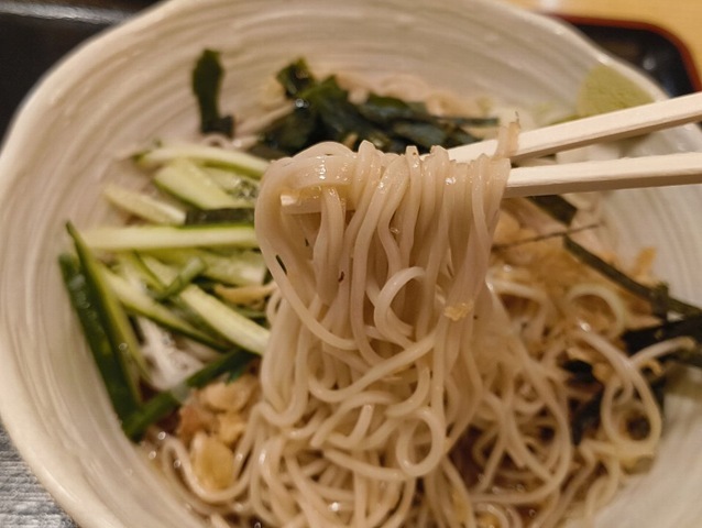 まずは生のままの蕎麦をたぐってやる