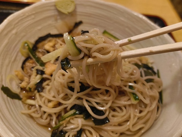 コーティングされた蕎麦を手繰る