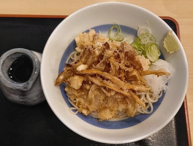 「琴富貴」の「冷しぶっかけ天」でランチ。いつも忘れてしまうこと。それは徳利から汁を掛けてやることなのだが、今回も忘れていたけれど、汁をかければ 味はぐっとしまるのだ。 蕎麦を手繰ればこれがうまいのだよ（笑）。（琴富貴：墨田区吾妻橋1）