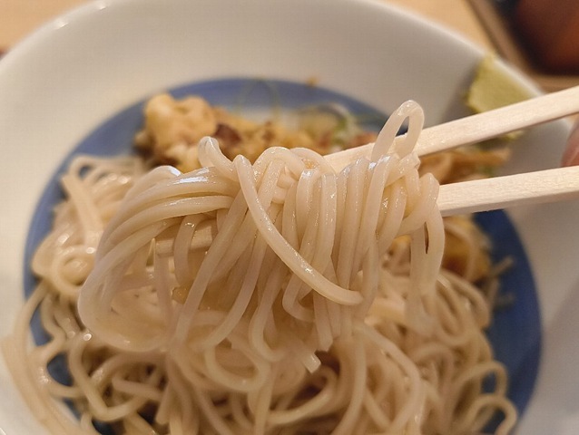 蕎麦を手繰る
