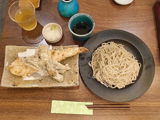 「手打 恒」で「あなご天そば」（大盛）でランチ。ここは前回「二食もり」を食べたのだが、今日は普通の「蕎麦」で「穴子」の「天ぷら」を奮発してみた。「穴子天」は「塩」で食べてくださいと言われてしまった。 なんで「塩？」と思ったが「穴子天」を一口。 成る程、うまかったのだよ（笑）。（手打 恒：墨田区吾妻橋1丁目）