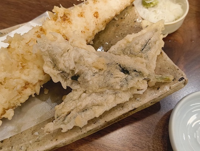 葉っぱが2枚揚げてある
