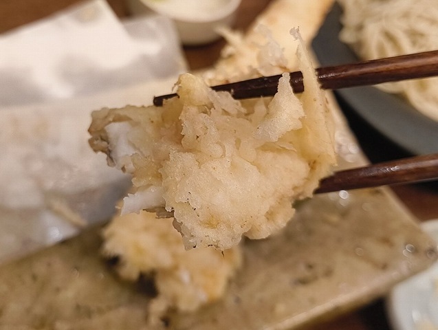 穴子天を食べる