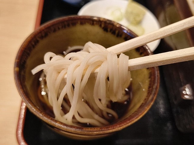 蕎麦汁につけてズルズル
