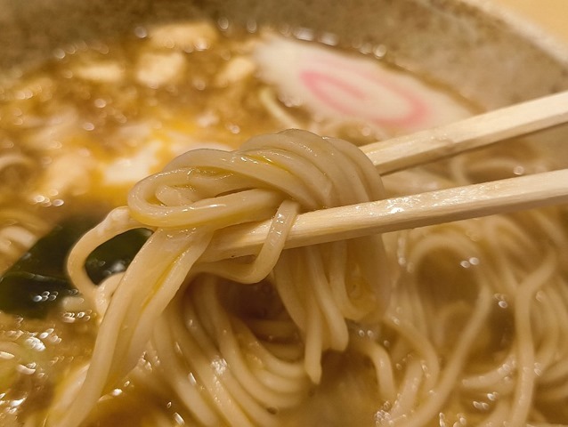 なるとたまご＋揚げ玉の混じった蕎麦を手繰る