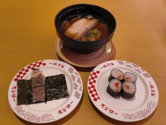 黒醤油ラーメンと塩いくらといかの細巻きと炙り鯖の押し寿司