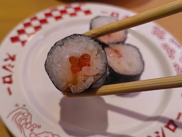 塩いくらといかの細巻きを食べる