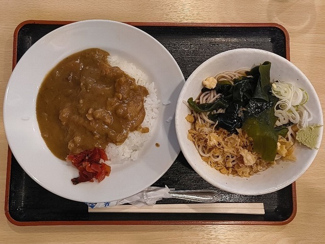 「琴富貴」の「カレーライスセット」（冷したぬき）を食べたのだ。所謂「蕎麦屋のカレー」と「琴富貴」の夏の定番「冷したぬき」である。勿論、これはダブルでうまいのだよ（笑）。（琴富貴：墨田区吾妻橋1）