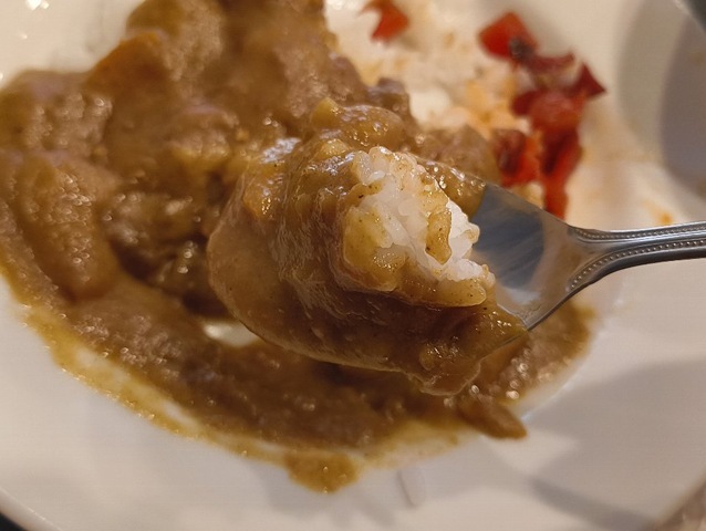 カレーライスを食べる
