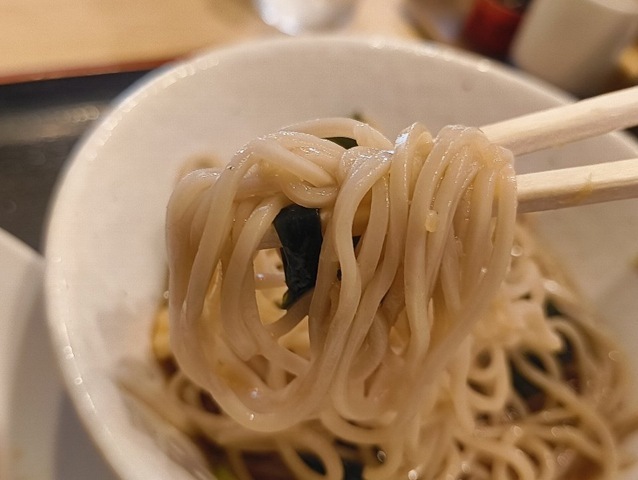 蕎麦を手繰る