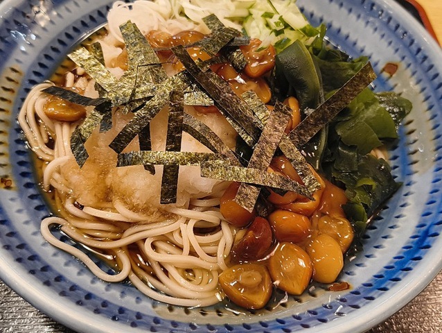 海苔とおろしが入りそれになめこがある