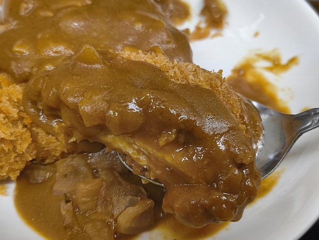 トンカツカレーを食べる