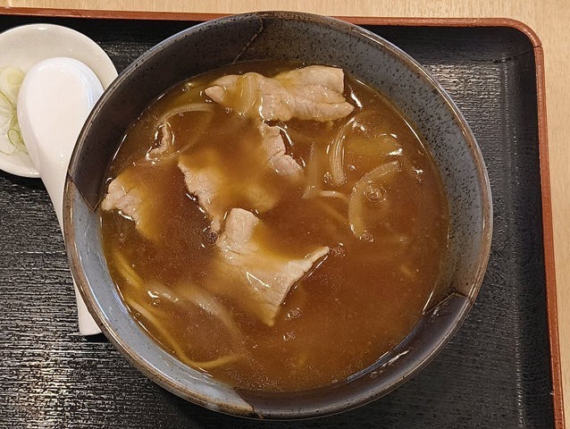 『琴富貴』で「カレーそば」でランチ。明治生まれのハイブリッド「カレーそば」、蕎麦も豚肉もまったりカレー汁に絡まり最高の出来だったのだ。 勿論、うまかったのだよ（笑）。（琴富貴：墨田区吾妻橋1）