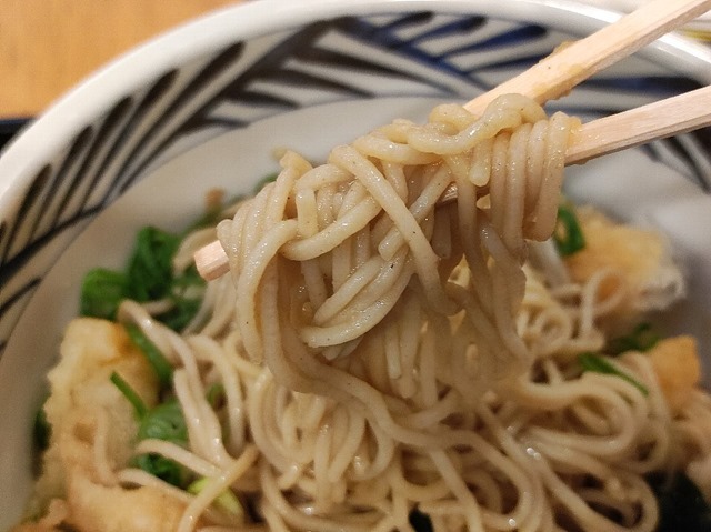 蕎麦を手繰る