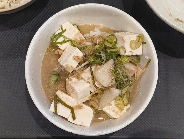 『松屋 本所吾妻橋店』で「冷や汁野菜セット（小盛）」でランチ。「冷や汁」はご飯の上に全部掛けてやるのだよ。 後はぐちゃぐちゃにして『噛むという行為は殆ど無く、ズスーッと飲み込むように食べるのである』な。 勿論、うまかったのだよ（笑）。（松屋 本所吾妻橋店：墨田区吾妻橋三）
