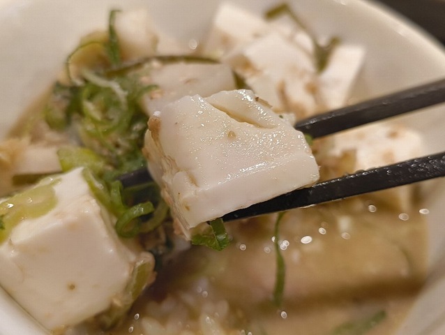 豆腐を食べる